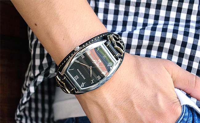 腕時計 ブレスウォッチ イタリアンレザーベルト Deep Zone トノーフェイス ブラックフェイス ブラックベルト ロゴコンチョ 専用ケース付属
